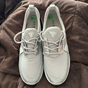 (NWOT) Guess running sneakers